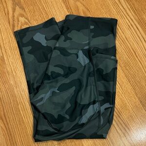Old Navy Active Camouflage Capri Leggings